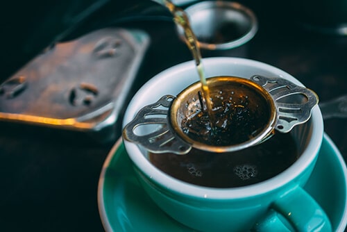 怕失眠可以改喝重烘焙烏龍茶或普洱茶咖啡因含量較少不會影響睡眠